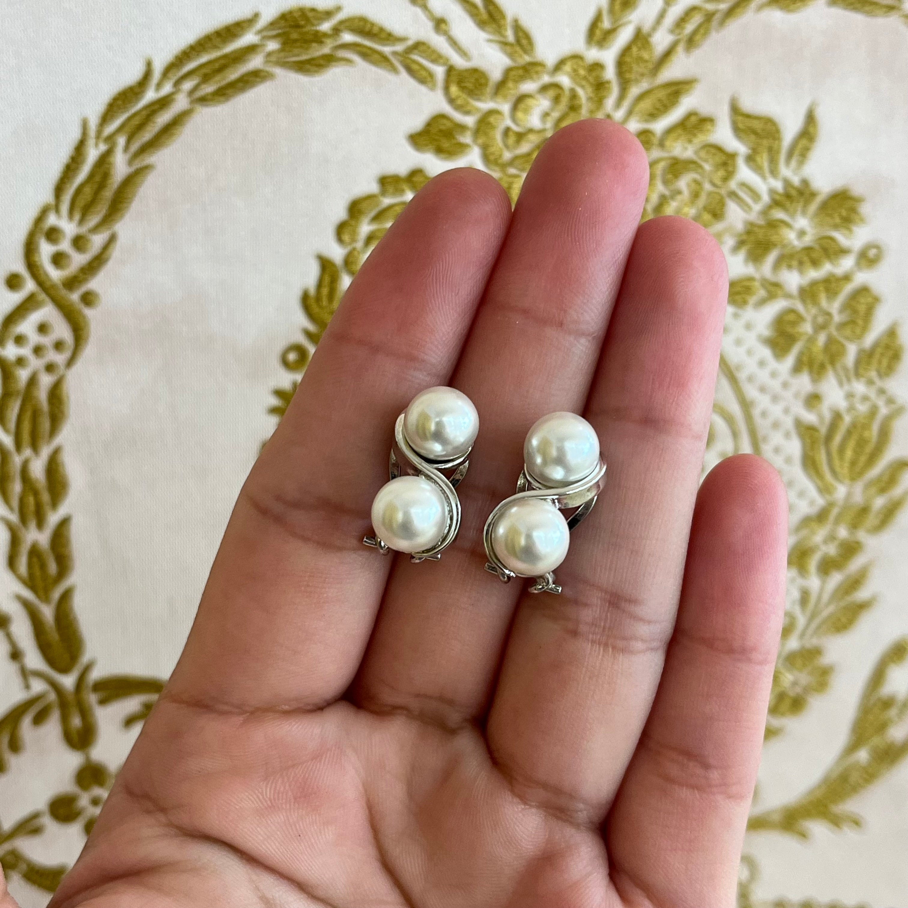 White pearls earrings