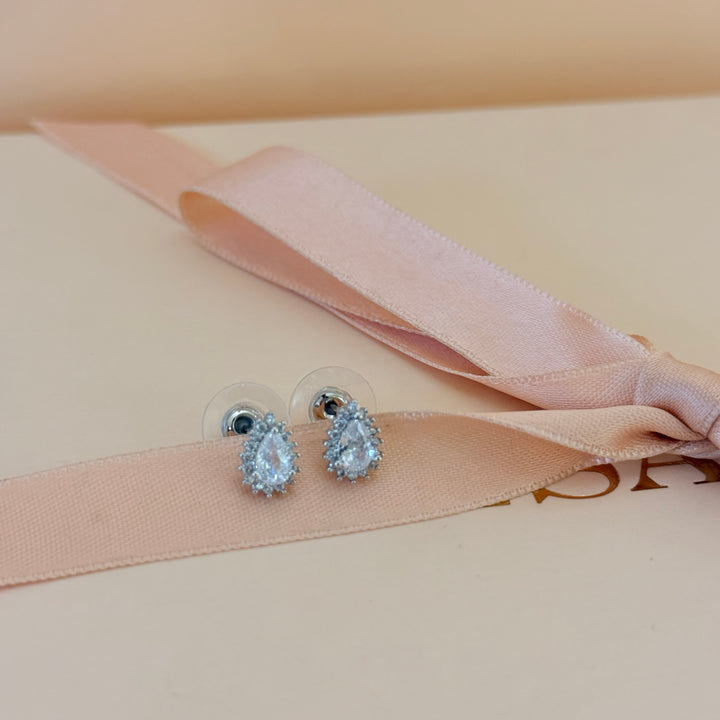 Dainty teardrop zircone silver stud earrings