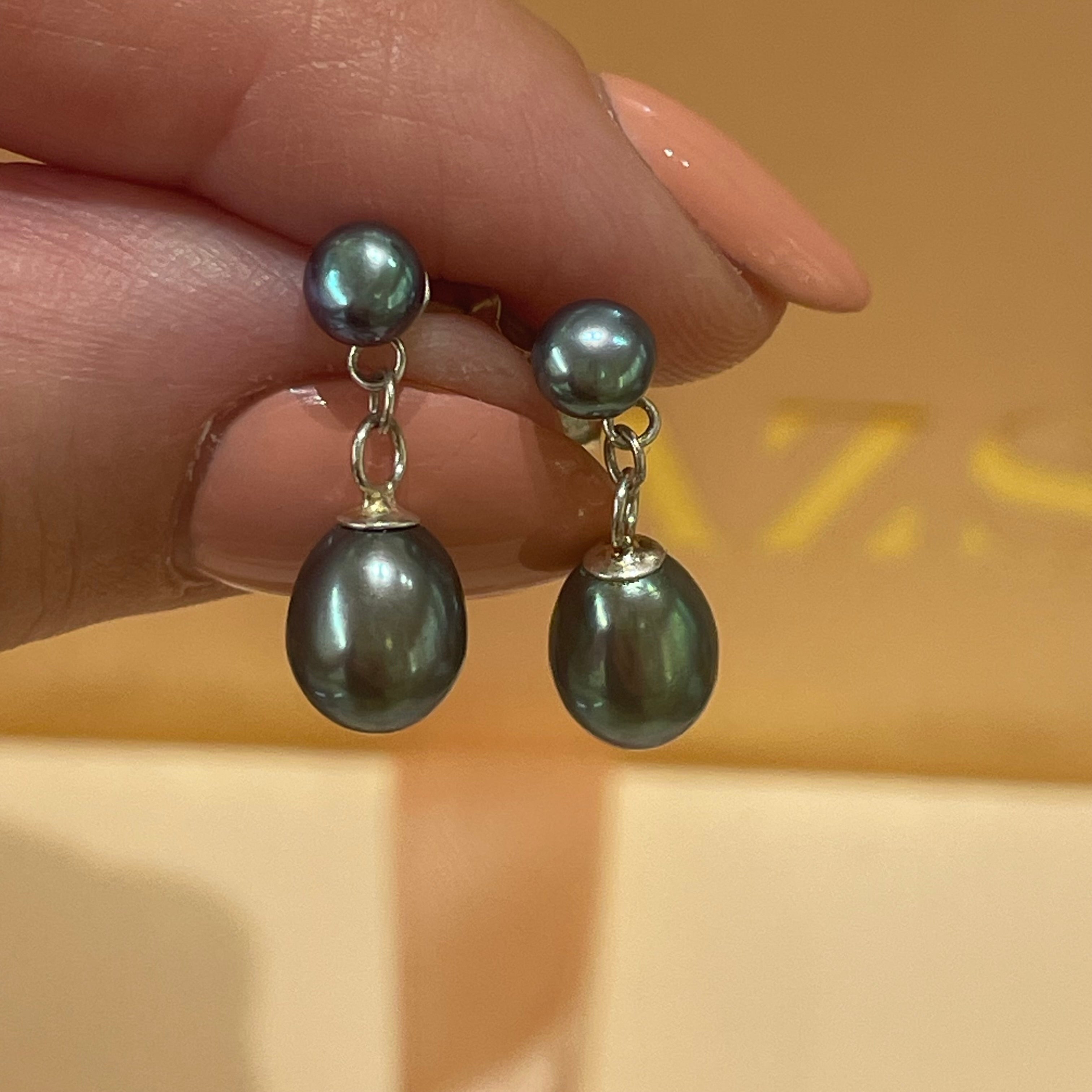 Grey pearls earrings