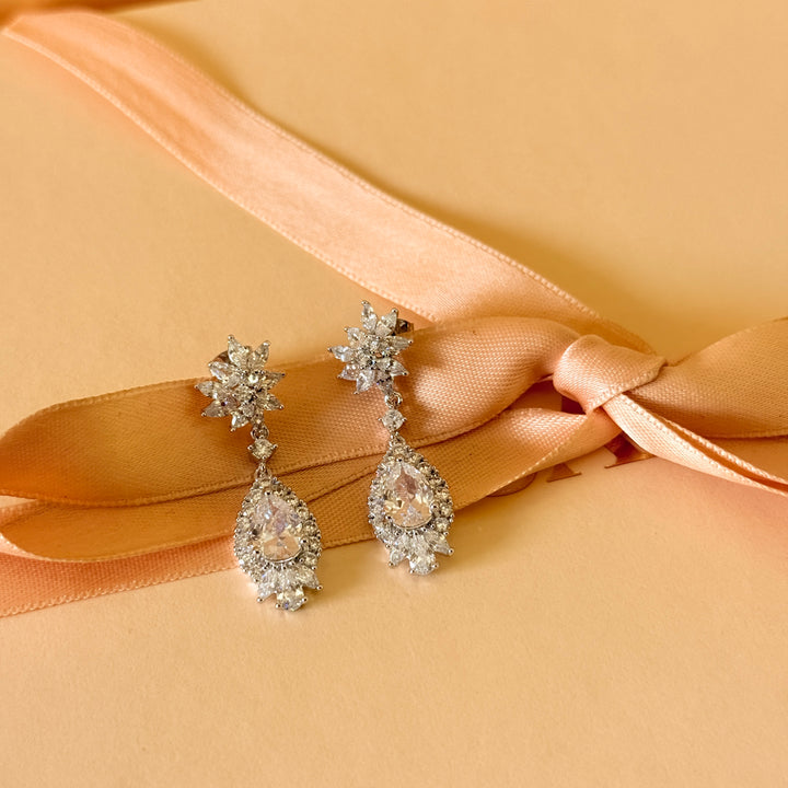 Flower and teardrop zircone silver earrings