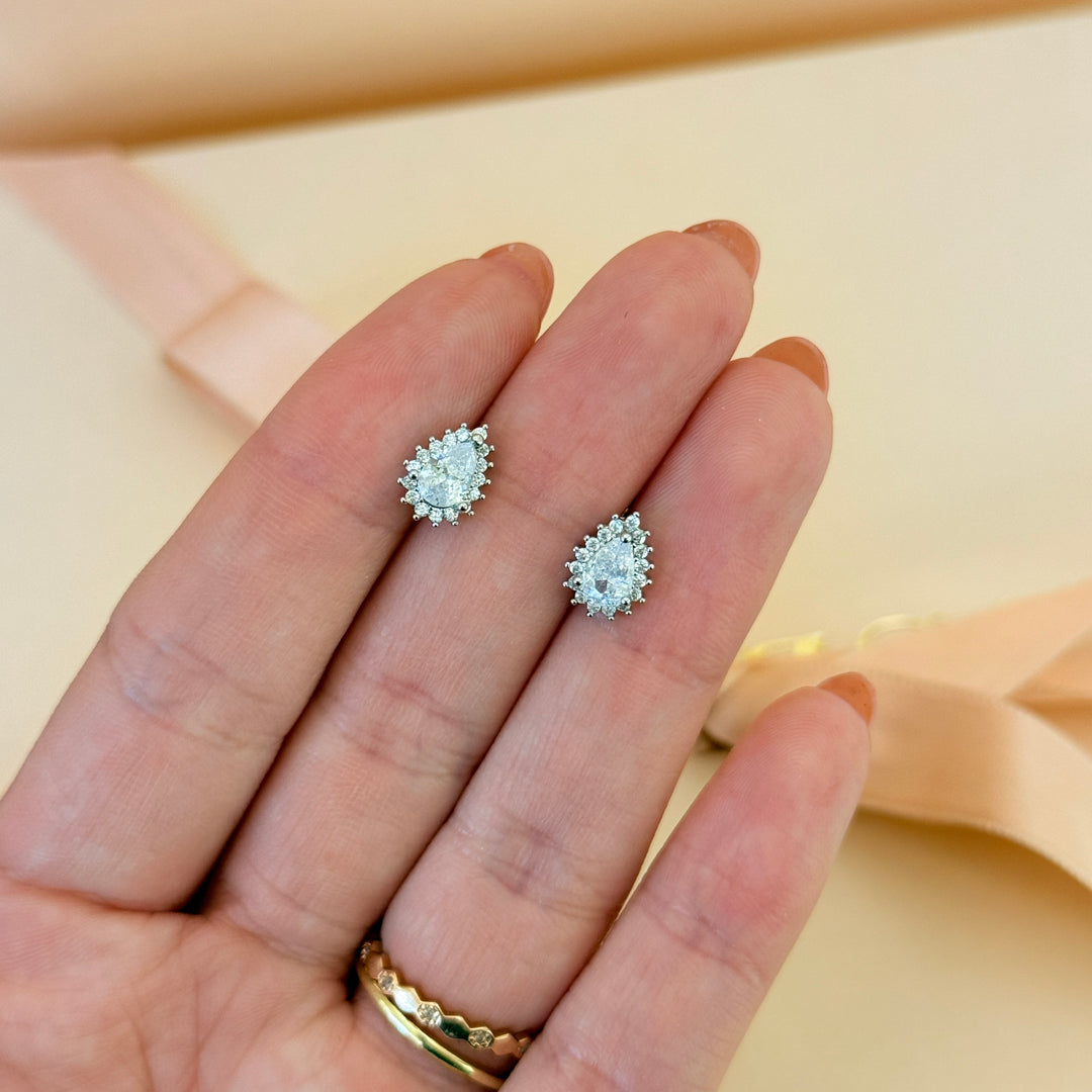 Dainty teardrop zircone silver stud earrings