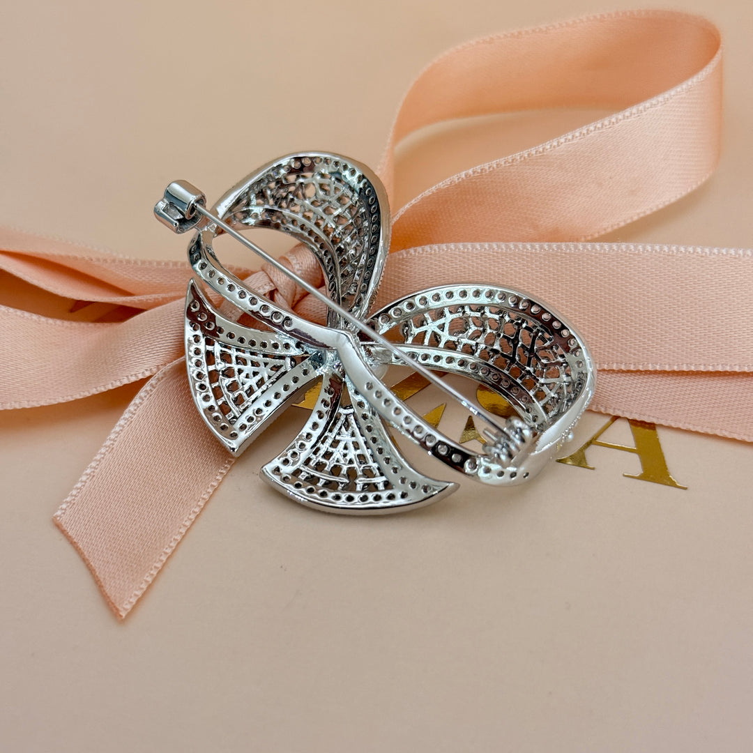 Bow pearl and zircone silver brooch