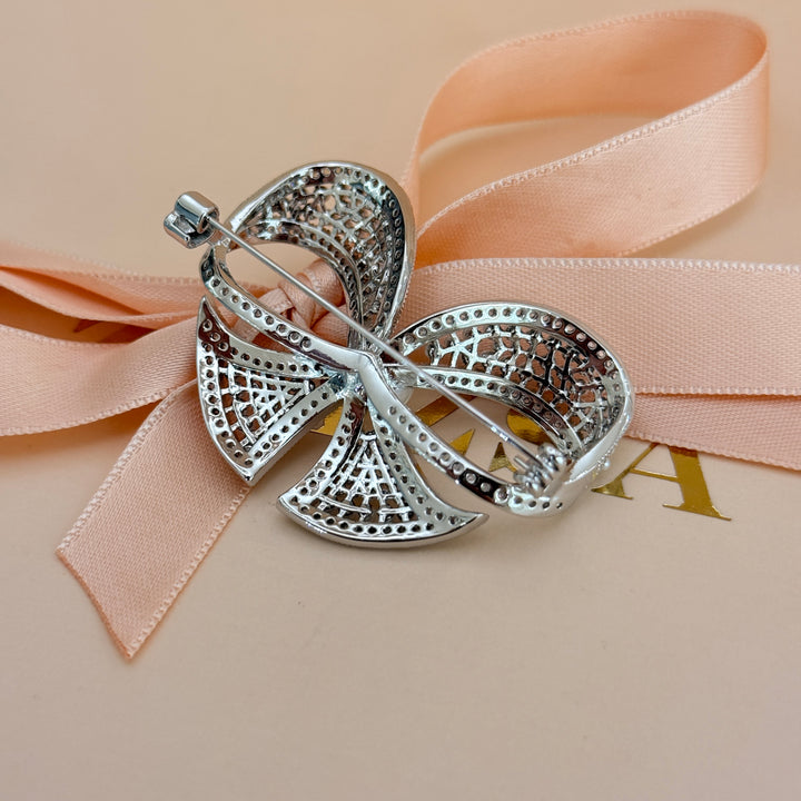 Bow pearl and zircone silver brooch