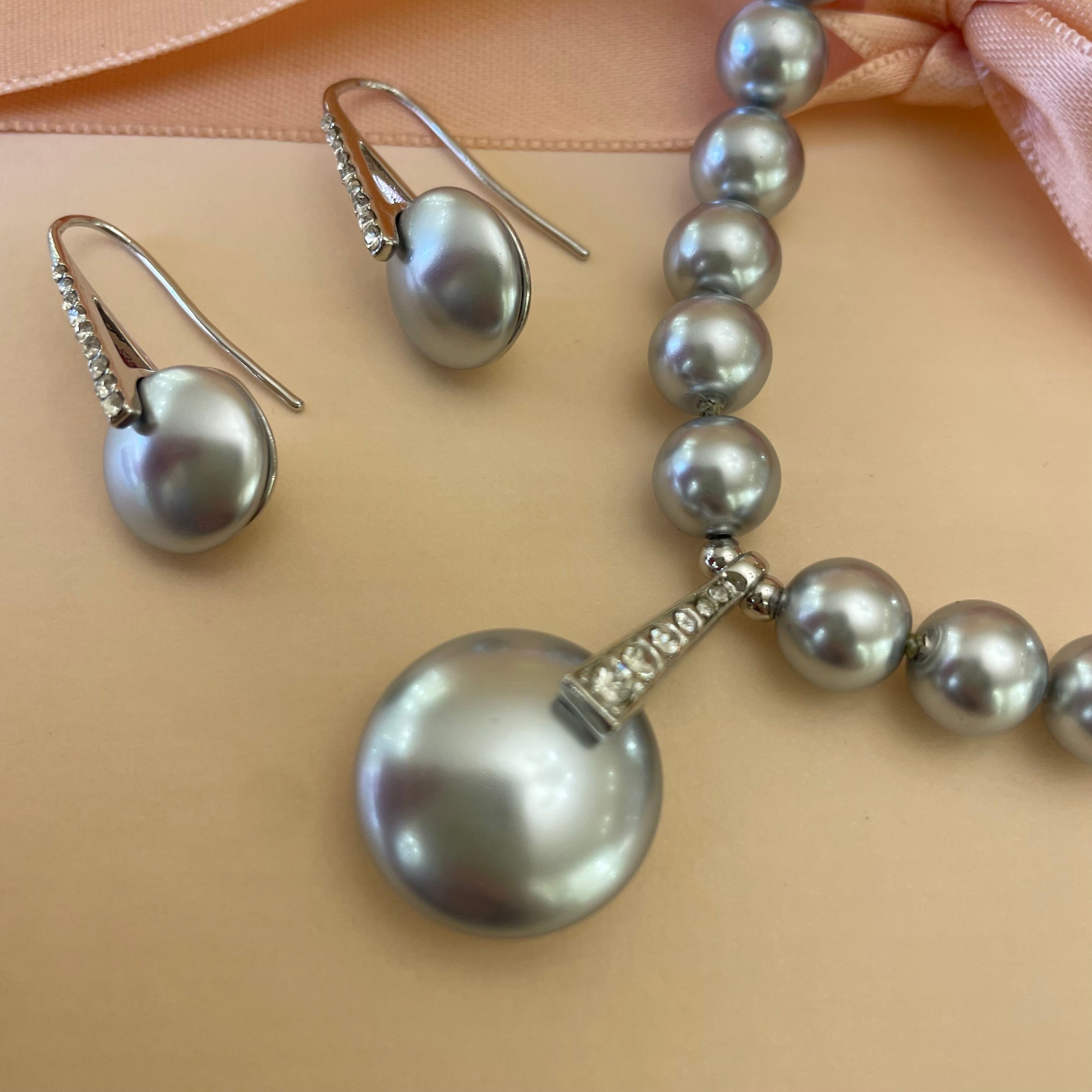 Grey pearls set