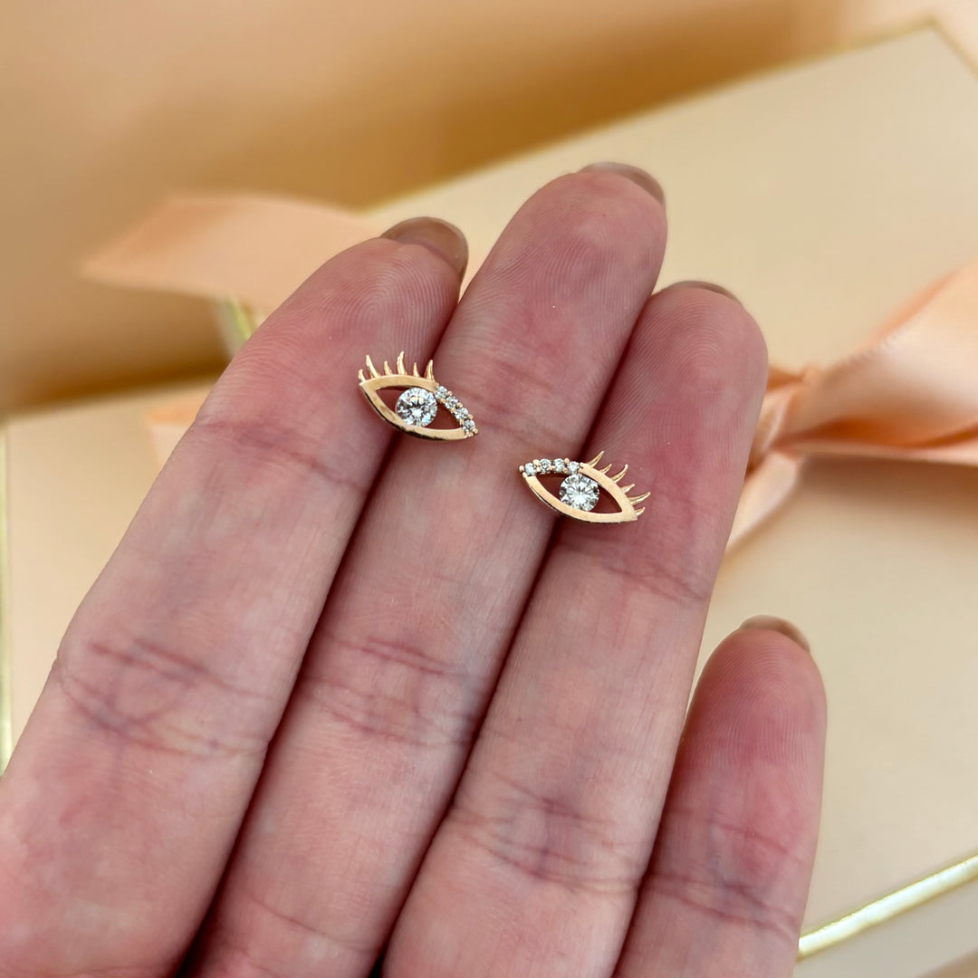 Eye stud earrings
