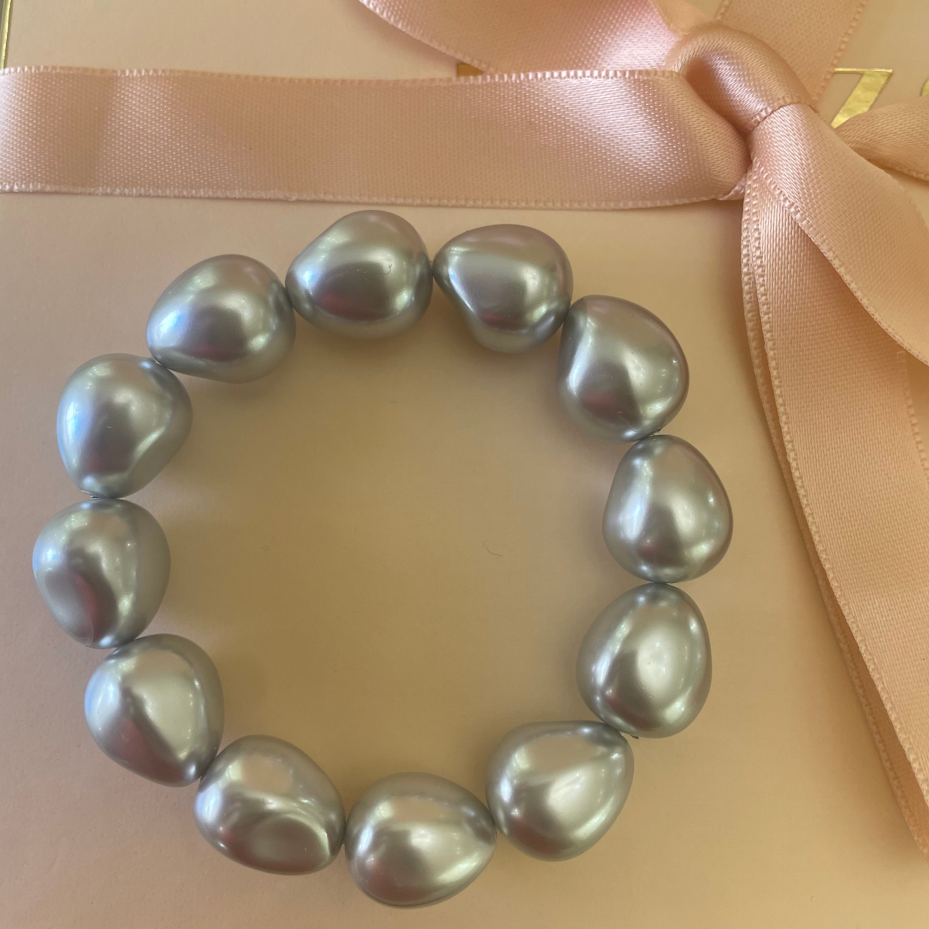 Teardrop light grey pearls set