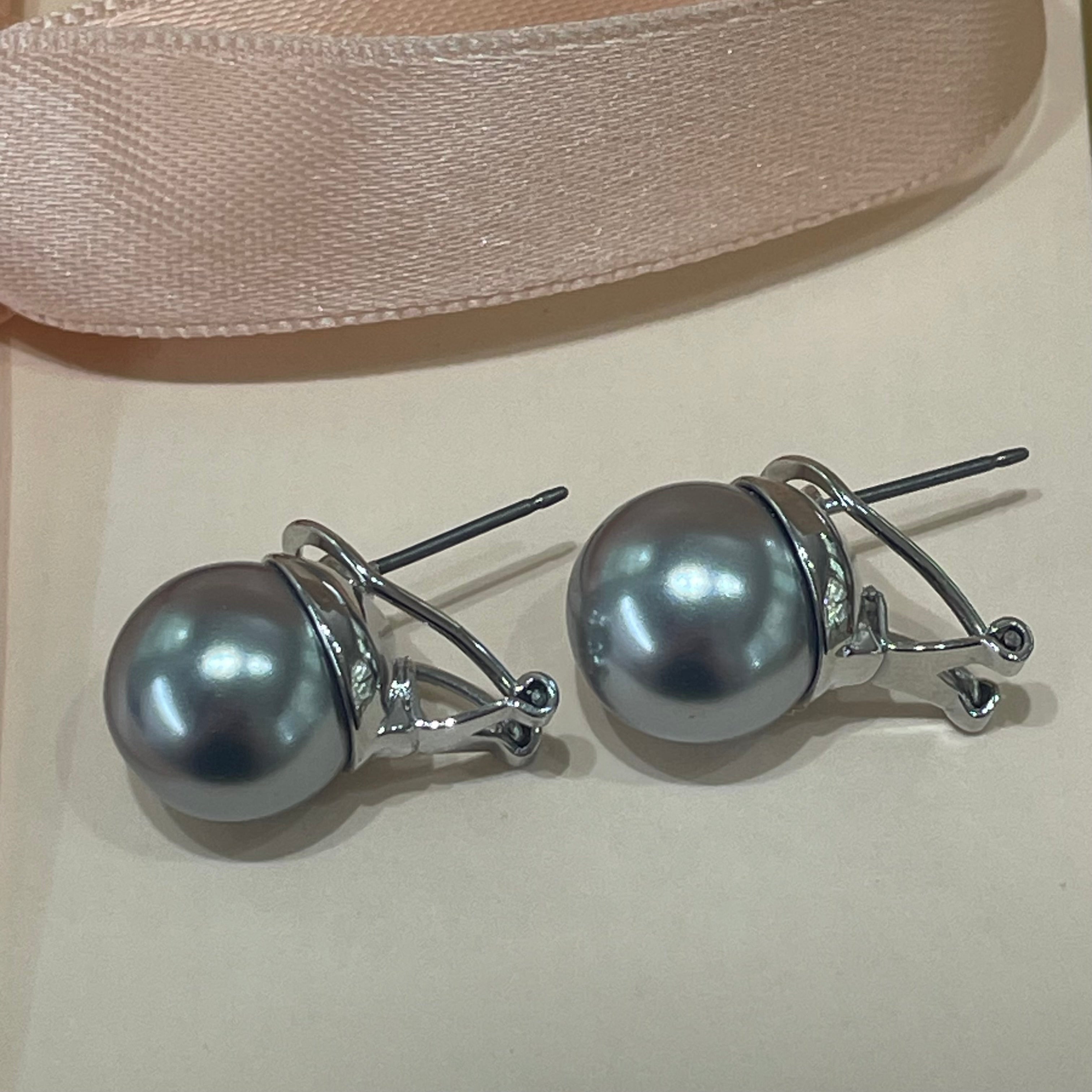 Grey pearl studs