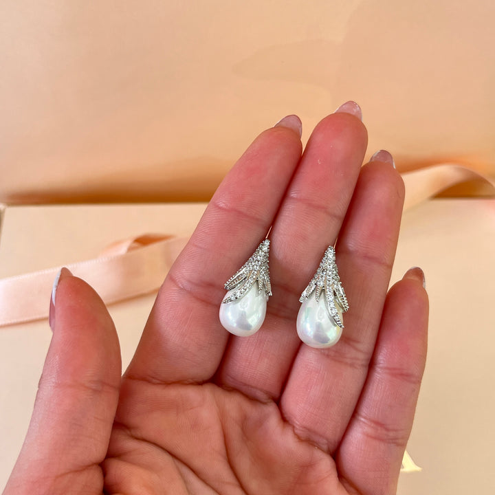 Zircone and white pearls white gold plated set