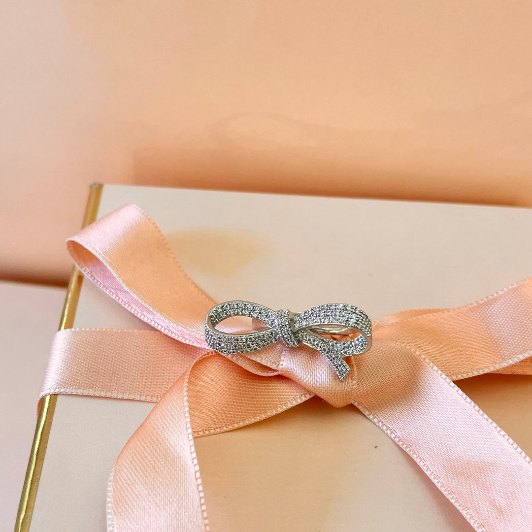 Zircone white gold plated bow ring