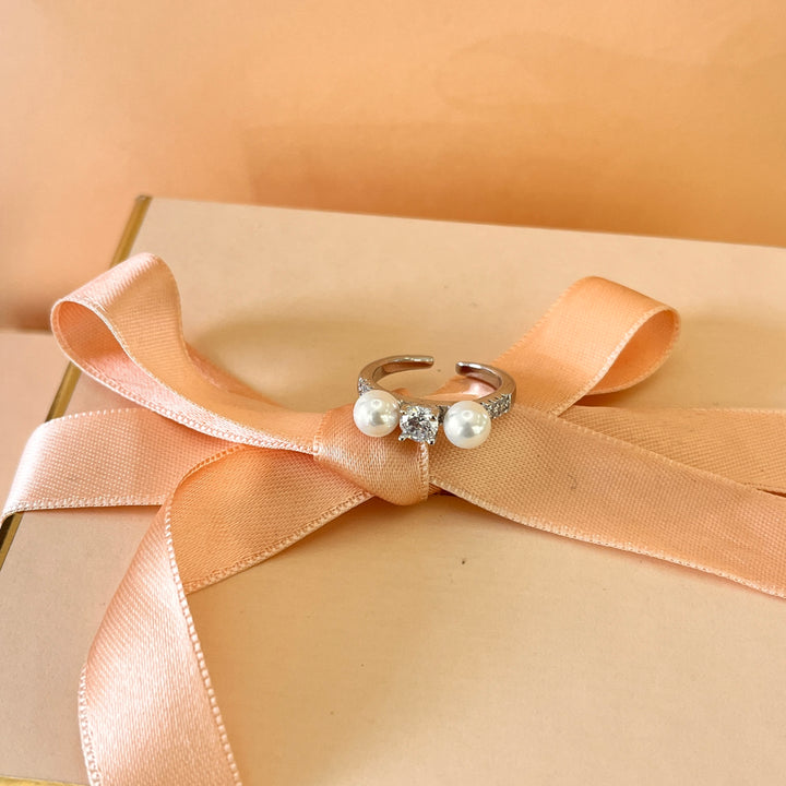 Zircone and two white pearls white gold plated band ring