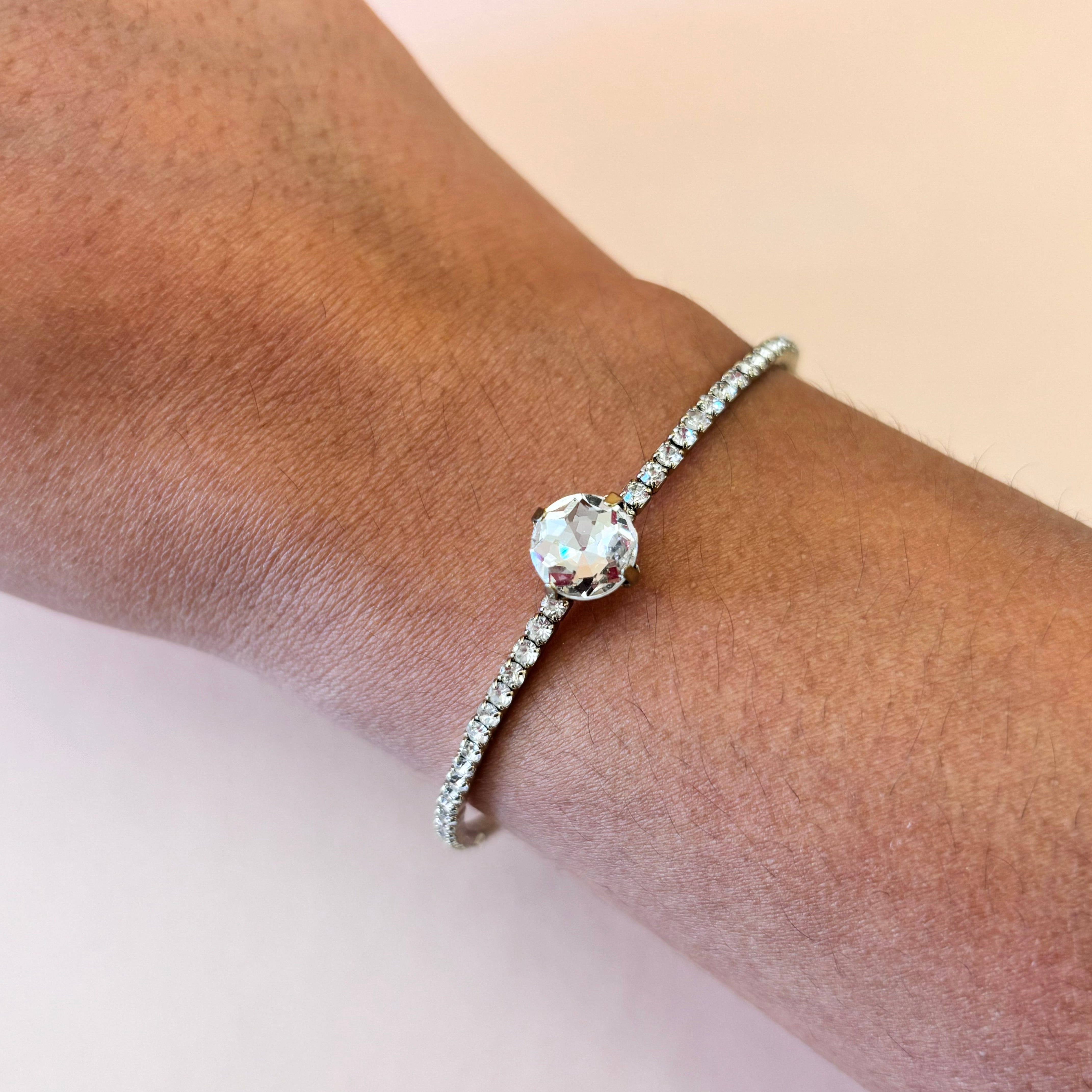 Dainty round bangle