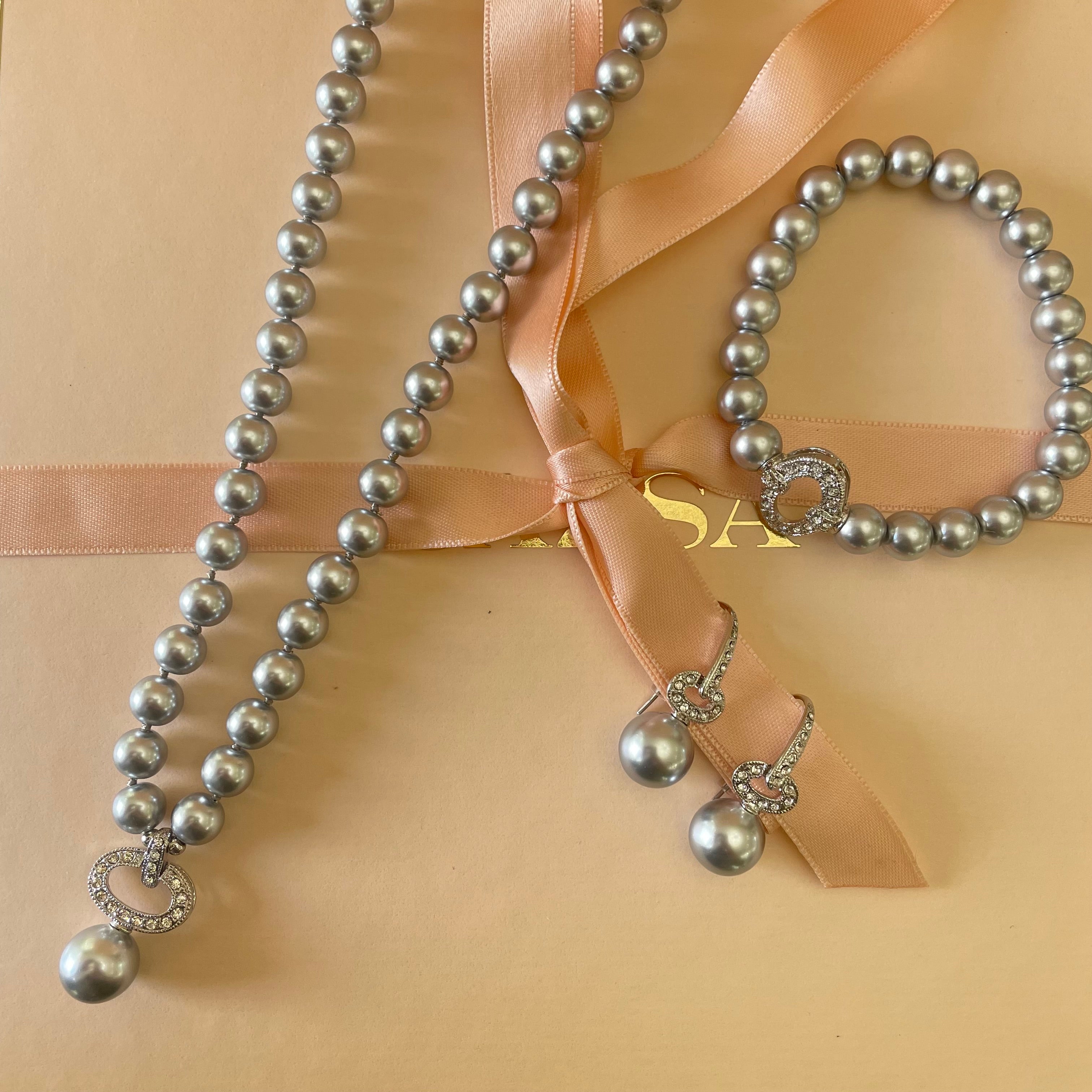 Knotted grey pearls set