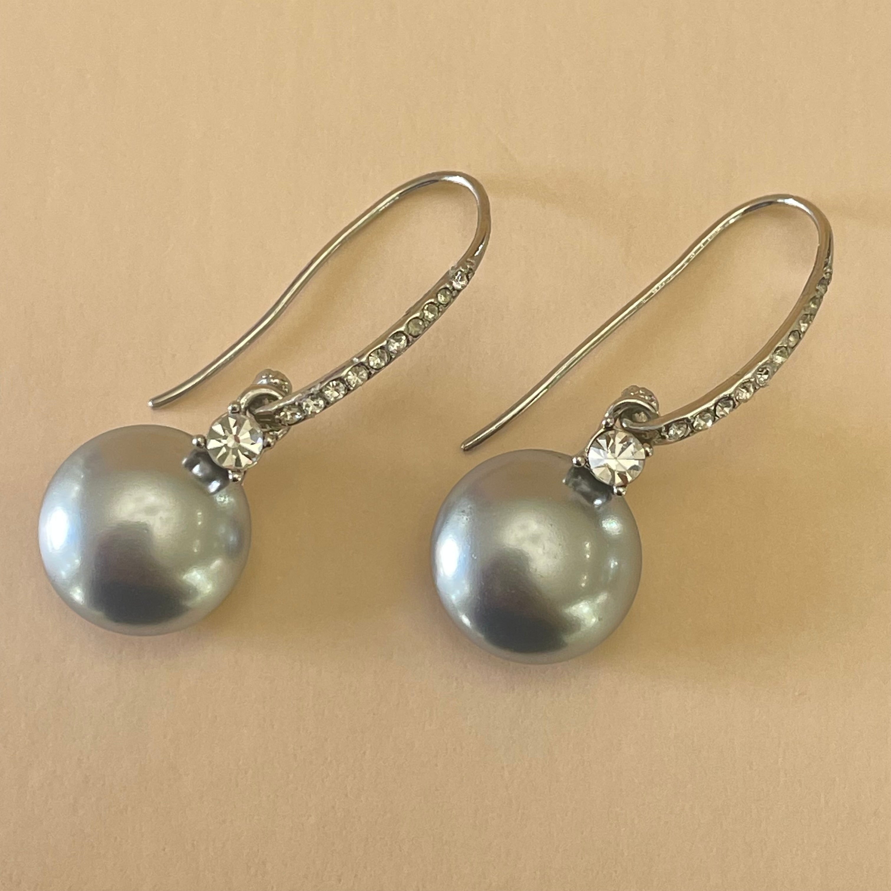 Grey pearls hooks