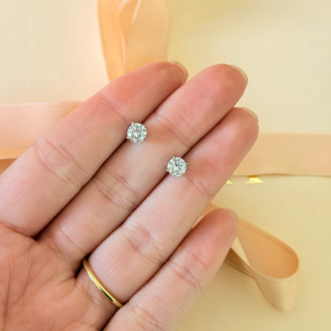 Small zircone silver solitaire studs