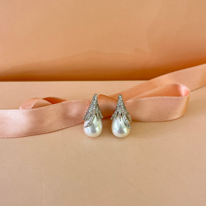 Zircone and white pearls white gold plated set