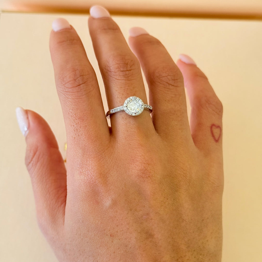 Dainty round sterling silver zircone pendant set