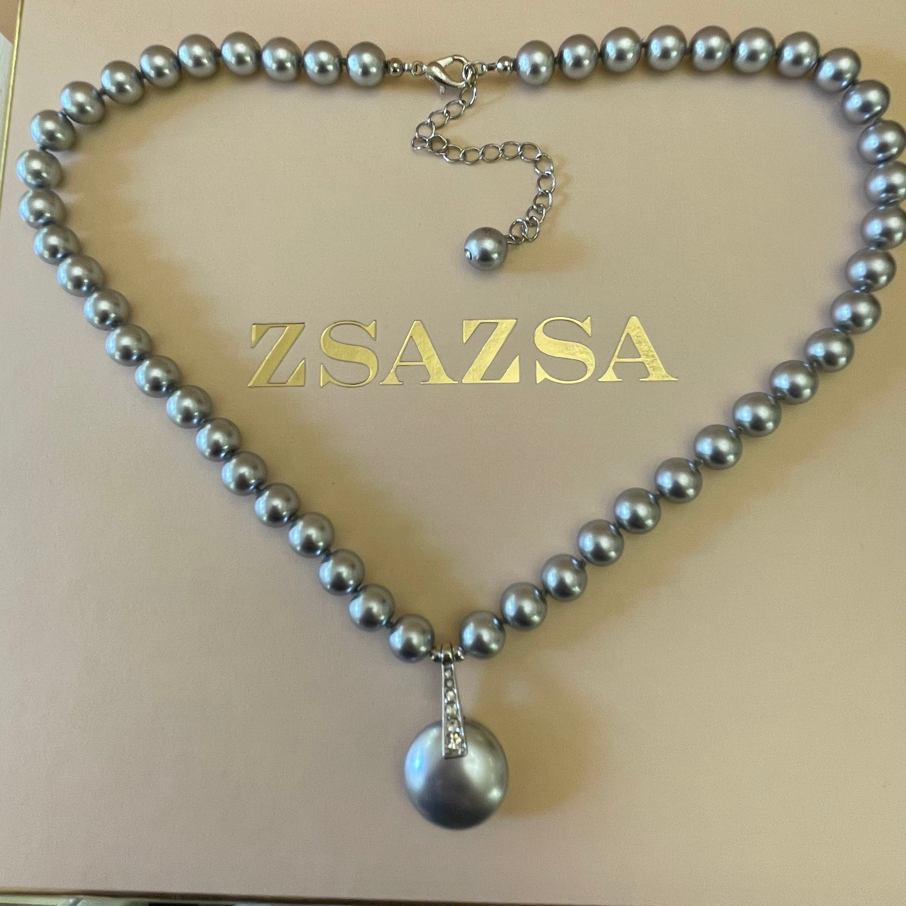 Grey pearls set