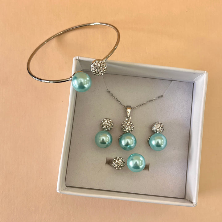 Turquoise pearl set