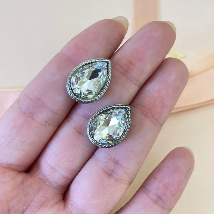 Studs earrings