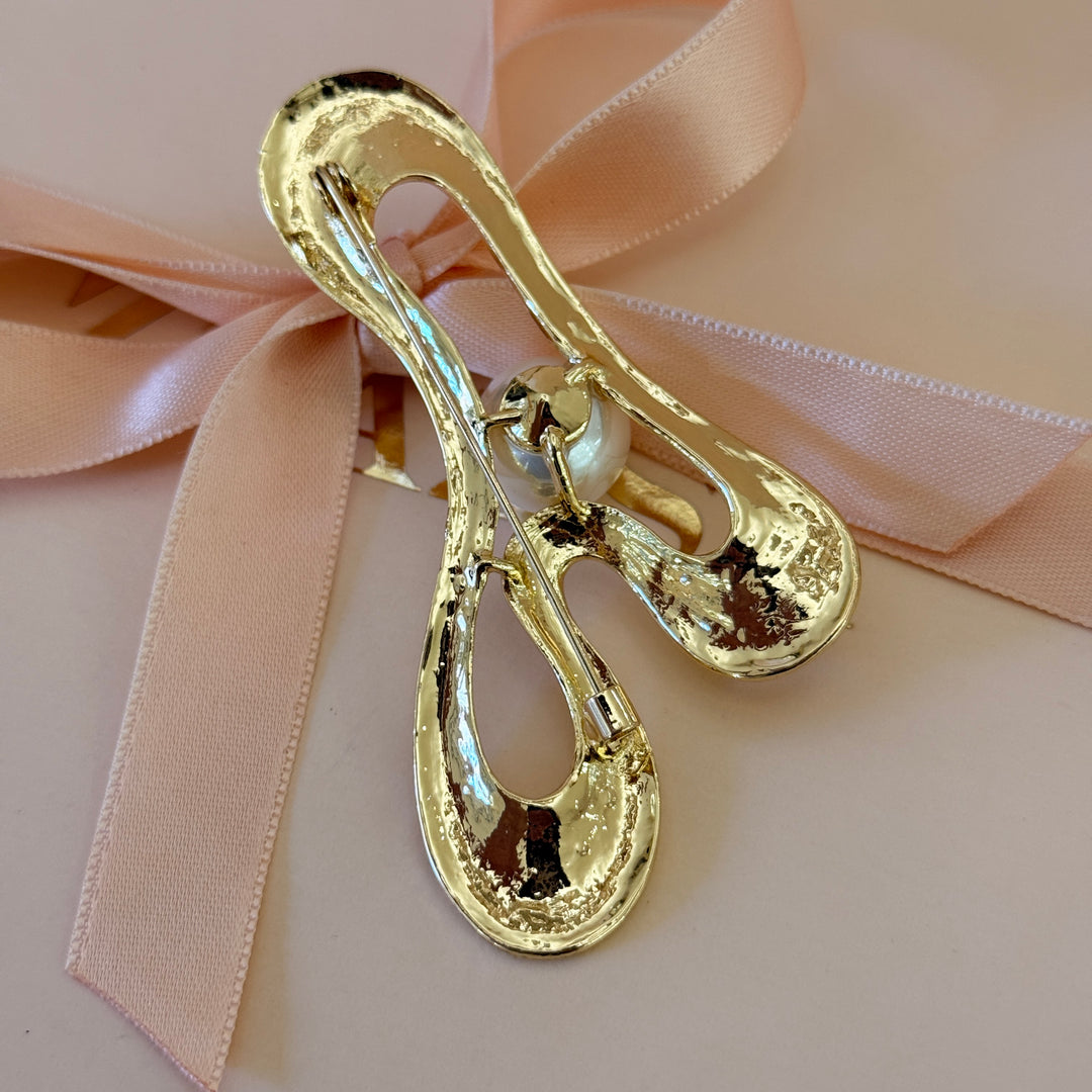 Asymmetric pearl gold plated brooch