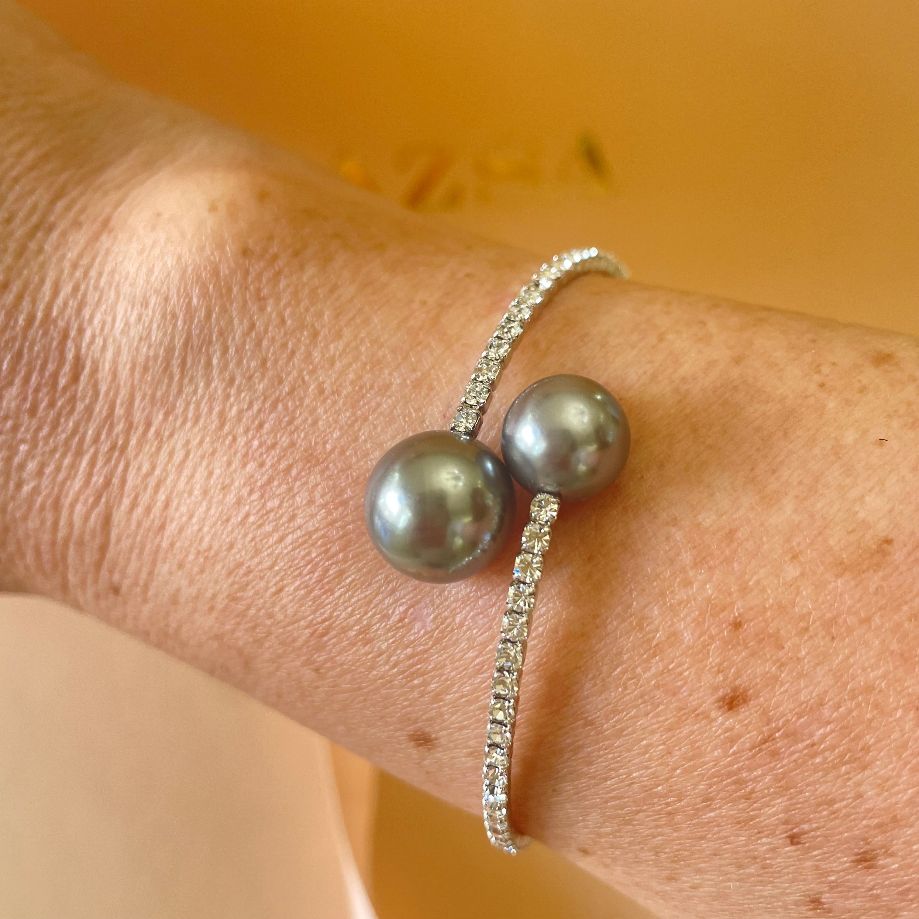 Grey pearls bangle