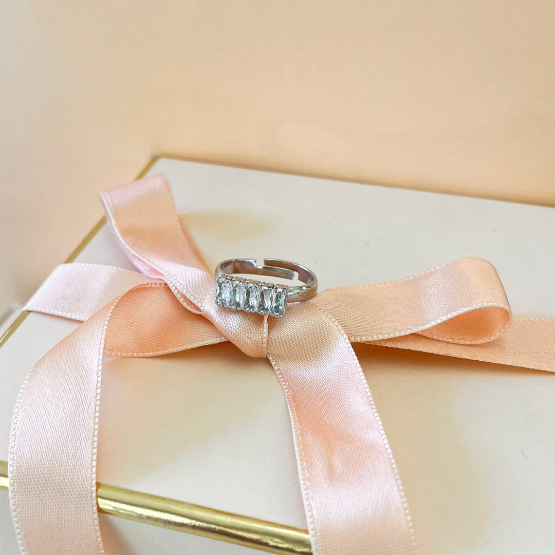Zircone baguette five stones white gold plated ring