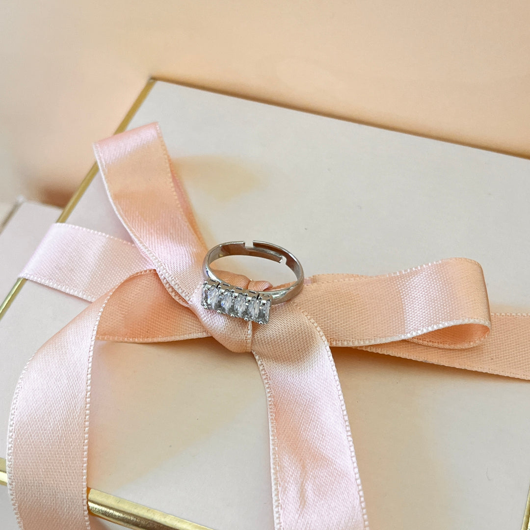 Zircone baguette five stones white gold plated ring