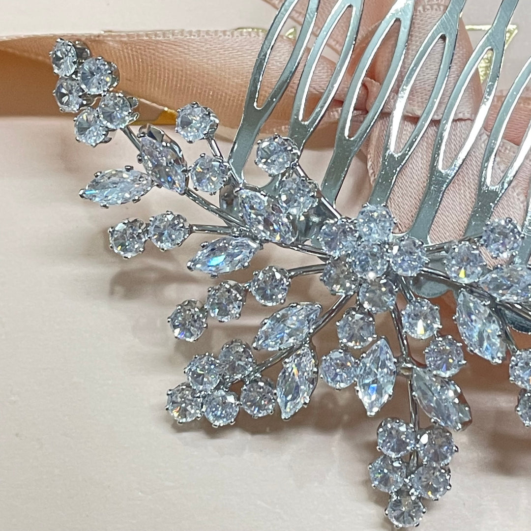 Dainty flower detail zircone hair comb