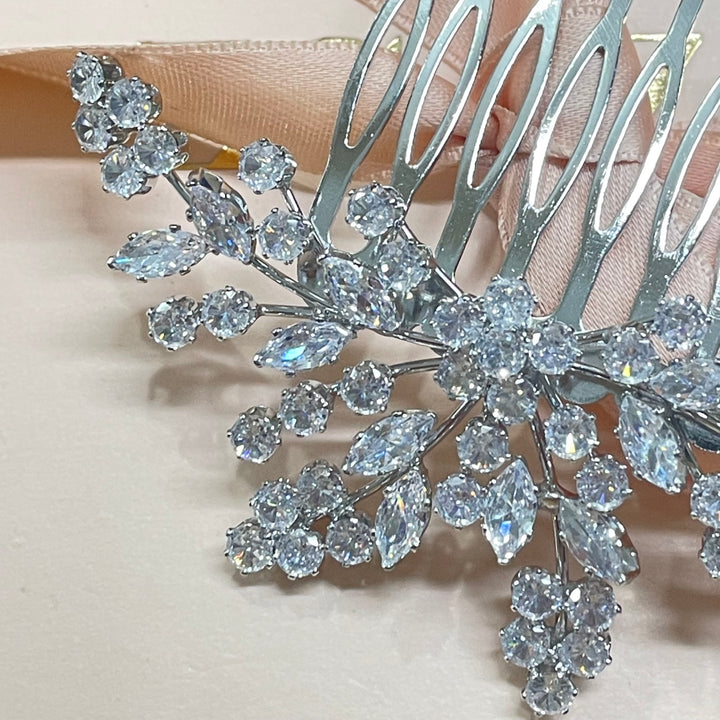 Dainty flower detail zircone hair comb
