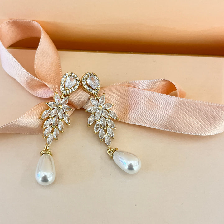 Zircone and white pearls gold plated earrings