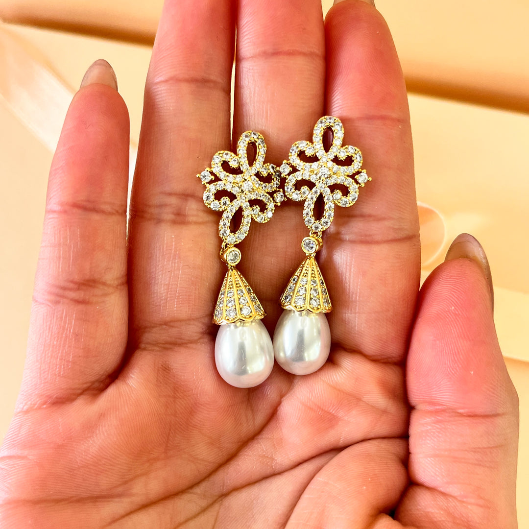 Zircone and pearls gold plated earrings