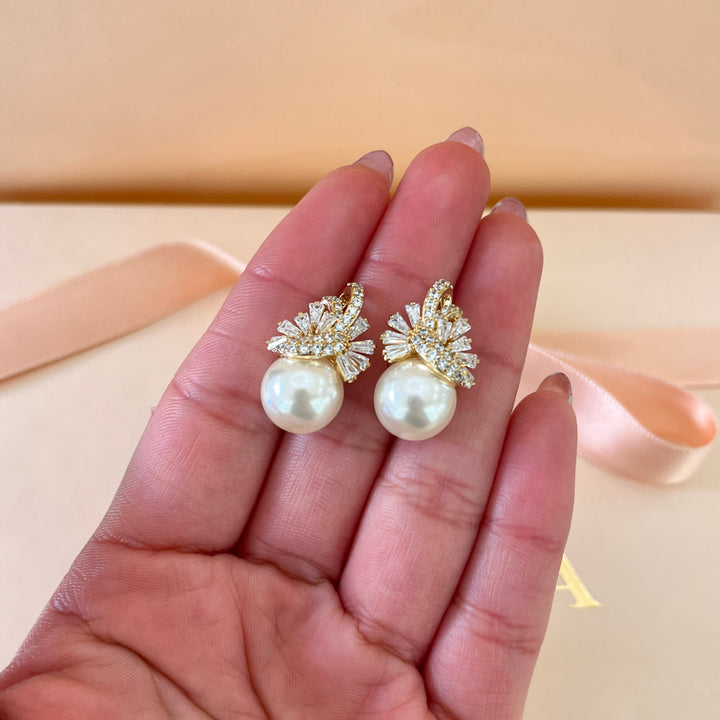 Baguette zircone and cream pearls gold plated earrings