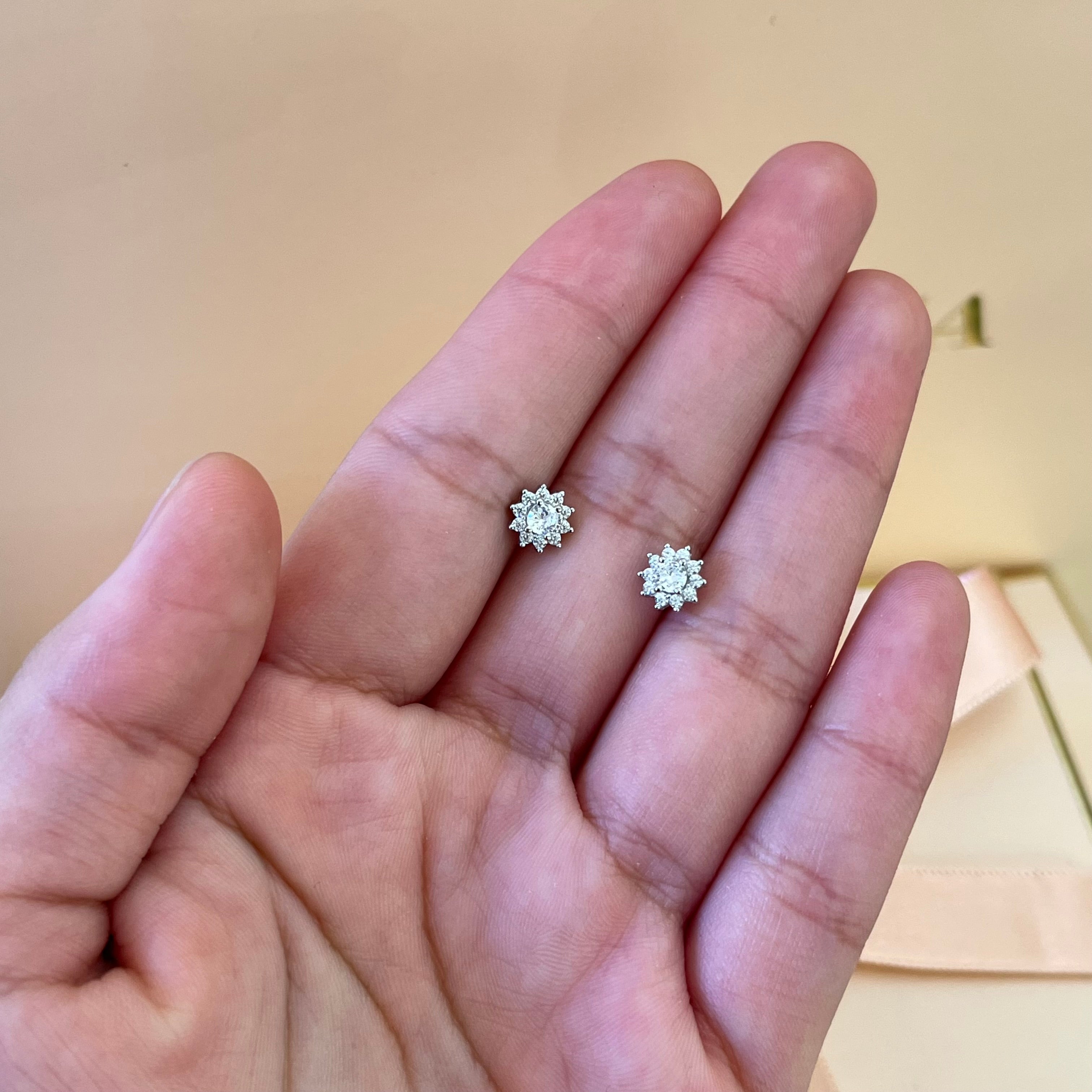 Zircone silver flower studs