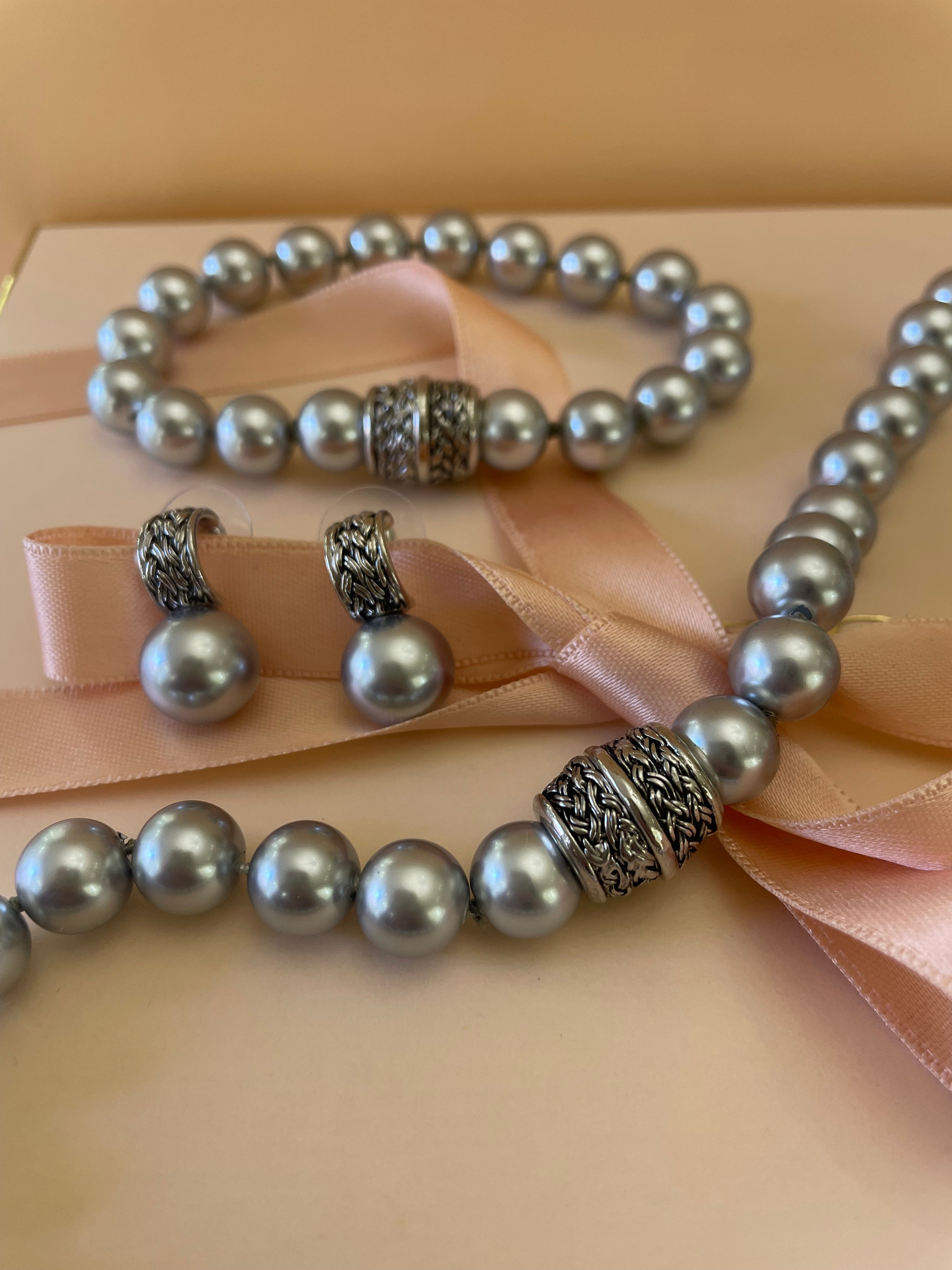 Grey pearls set