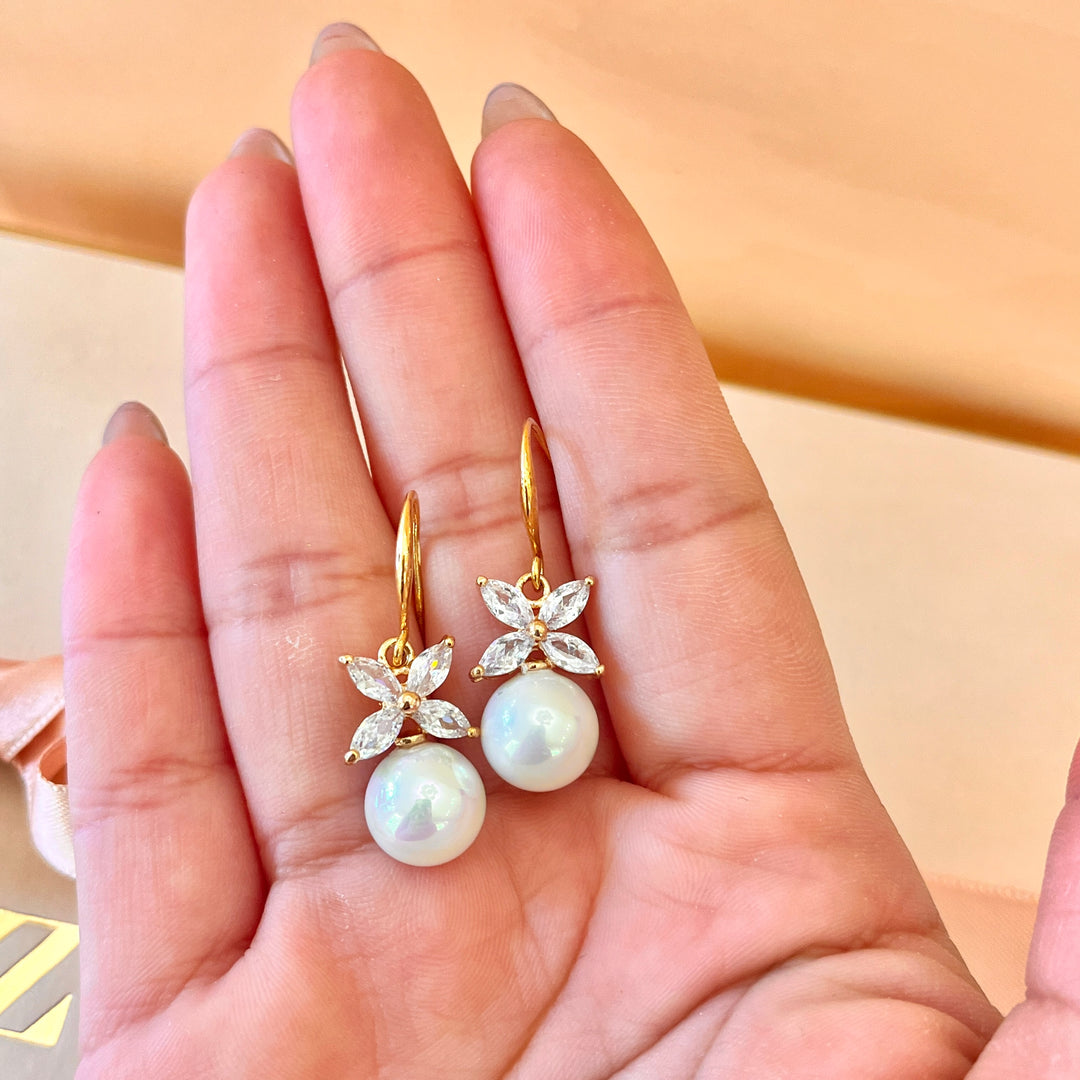 Marquise zircone and white pearl gold plated hooks