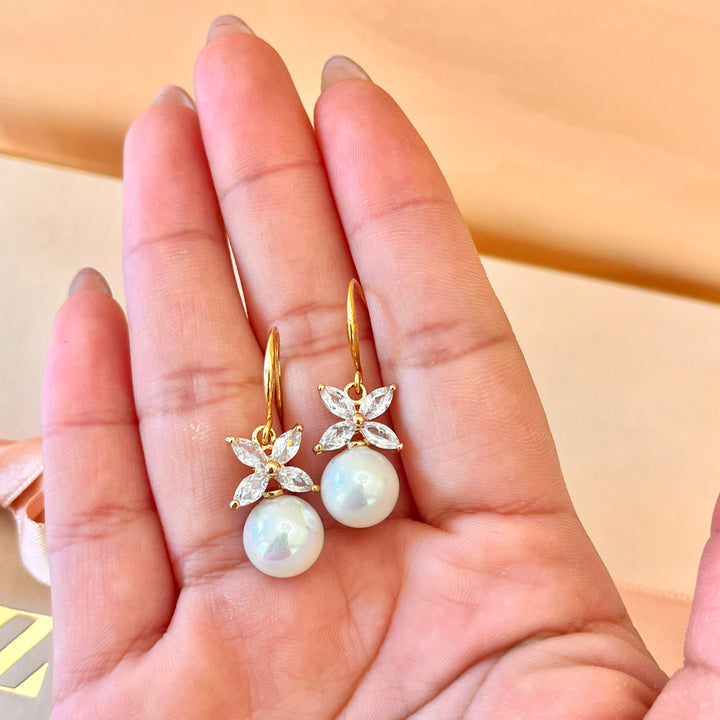 Marquise zircone and white pearl gold plated hooks