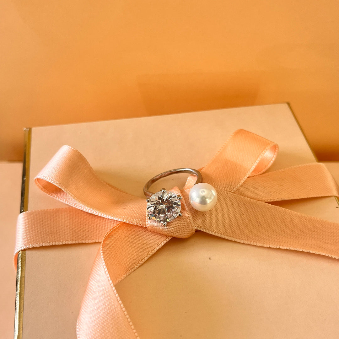 Zircone and white pearls white gold plated ring