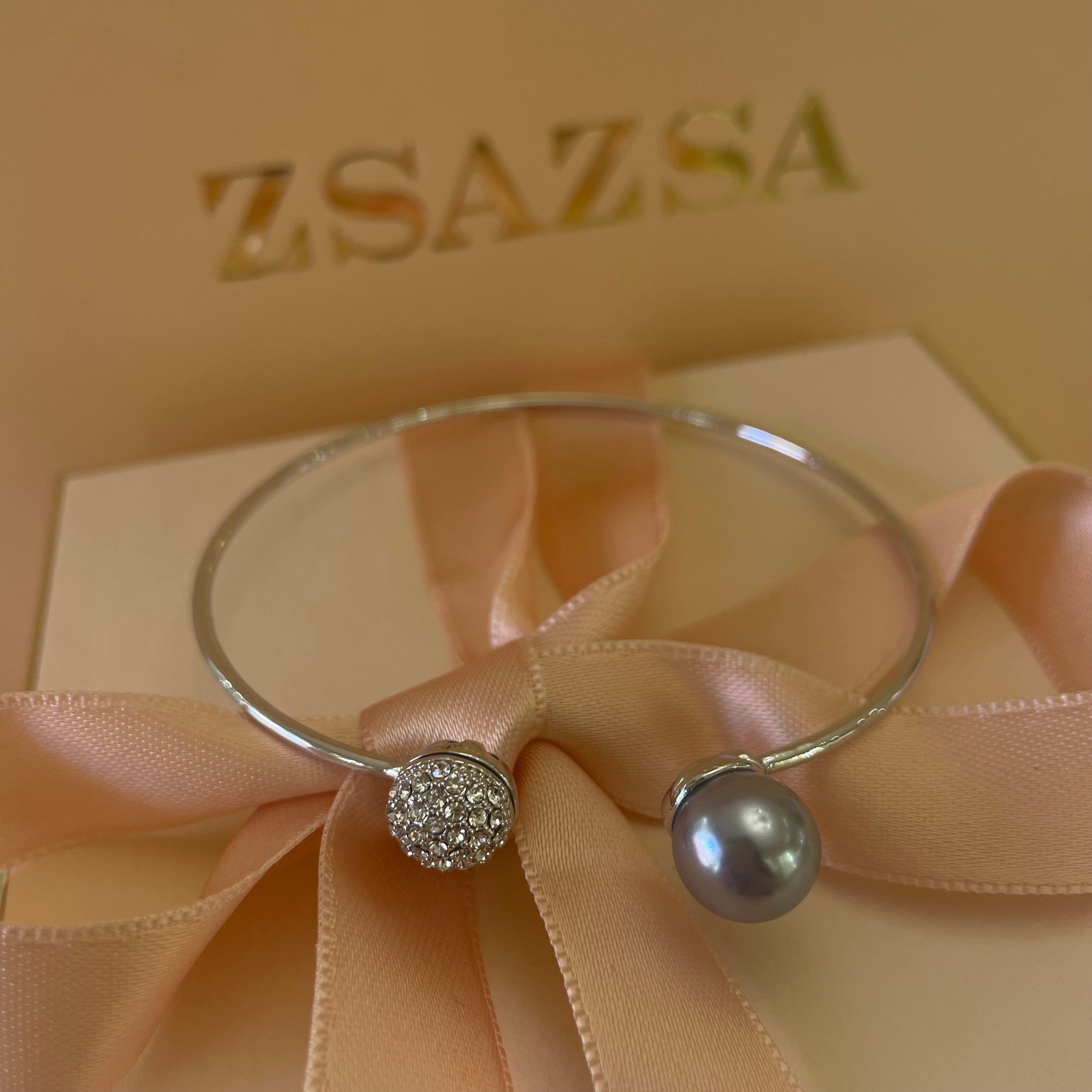 Light grey pearls bangle