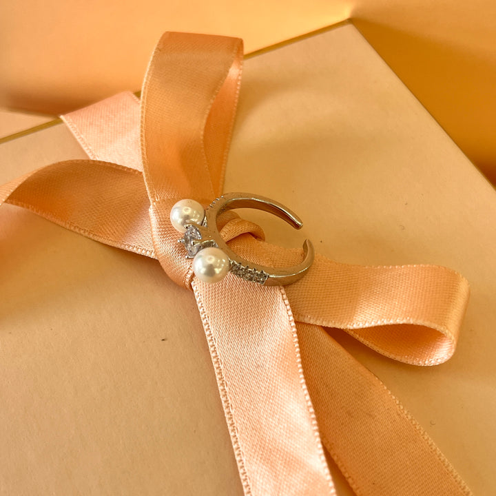 Zircone and two white pearls white gold plated band ring