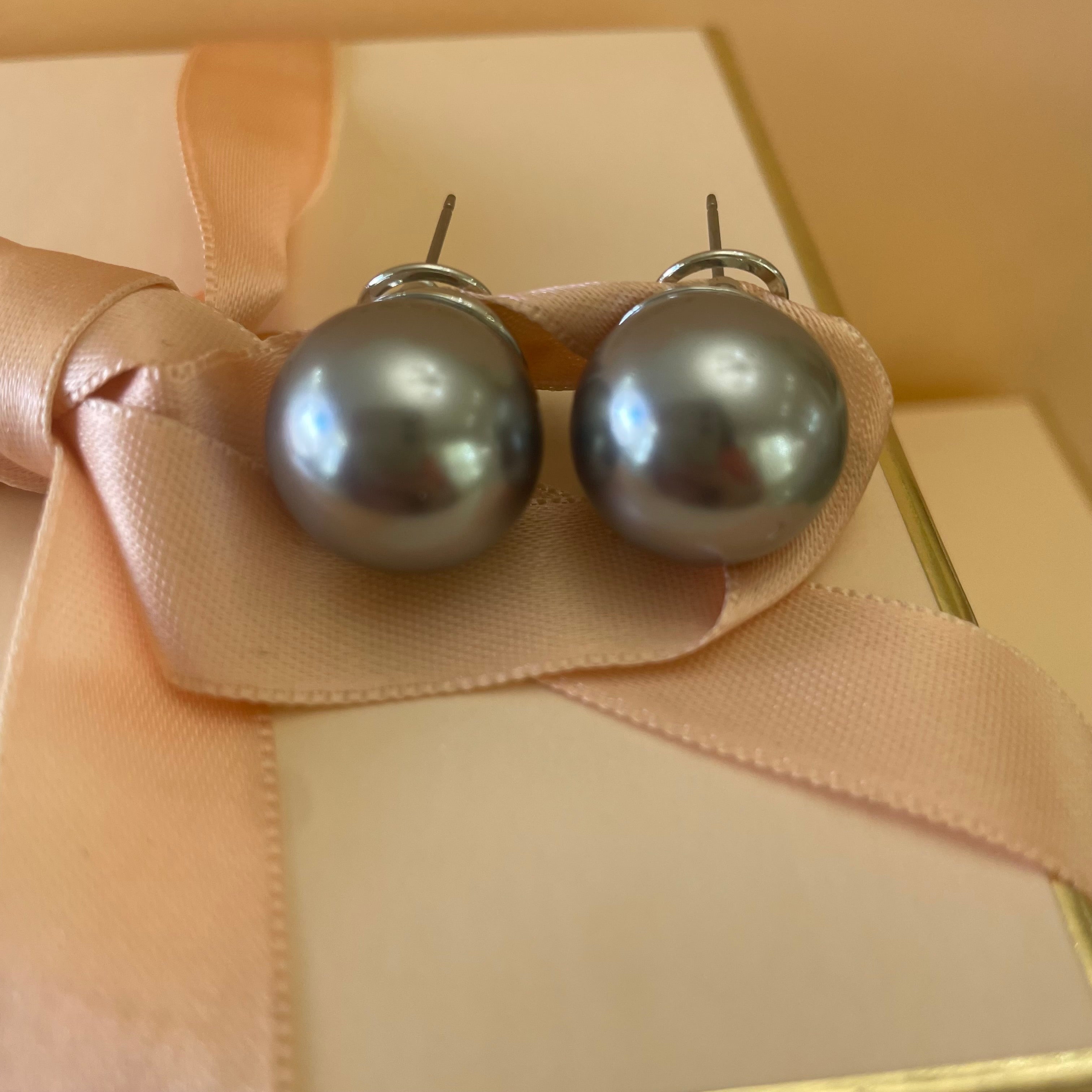 Grey pearls set