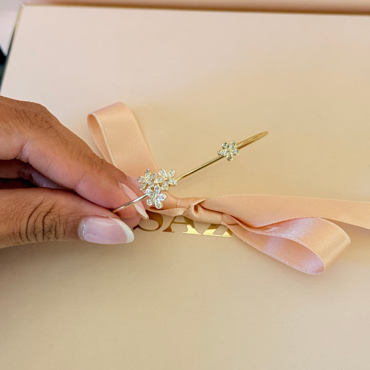 Zircone dainty flower gold plated bangle