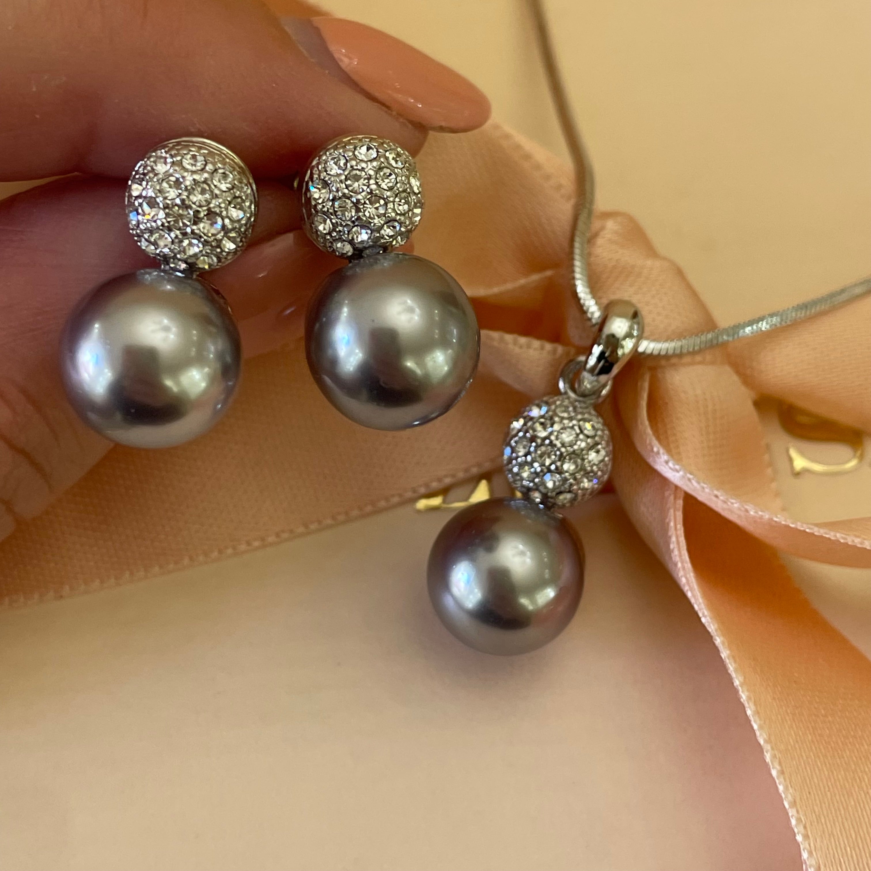 Grey pearls set