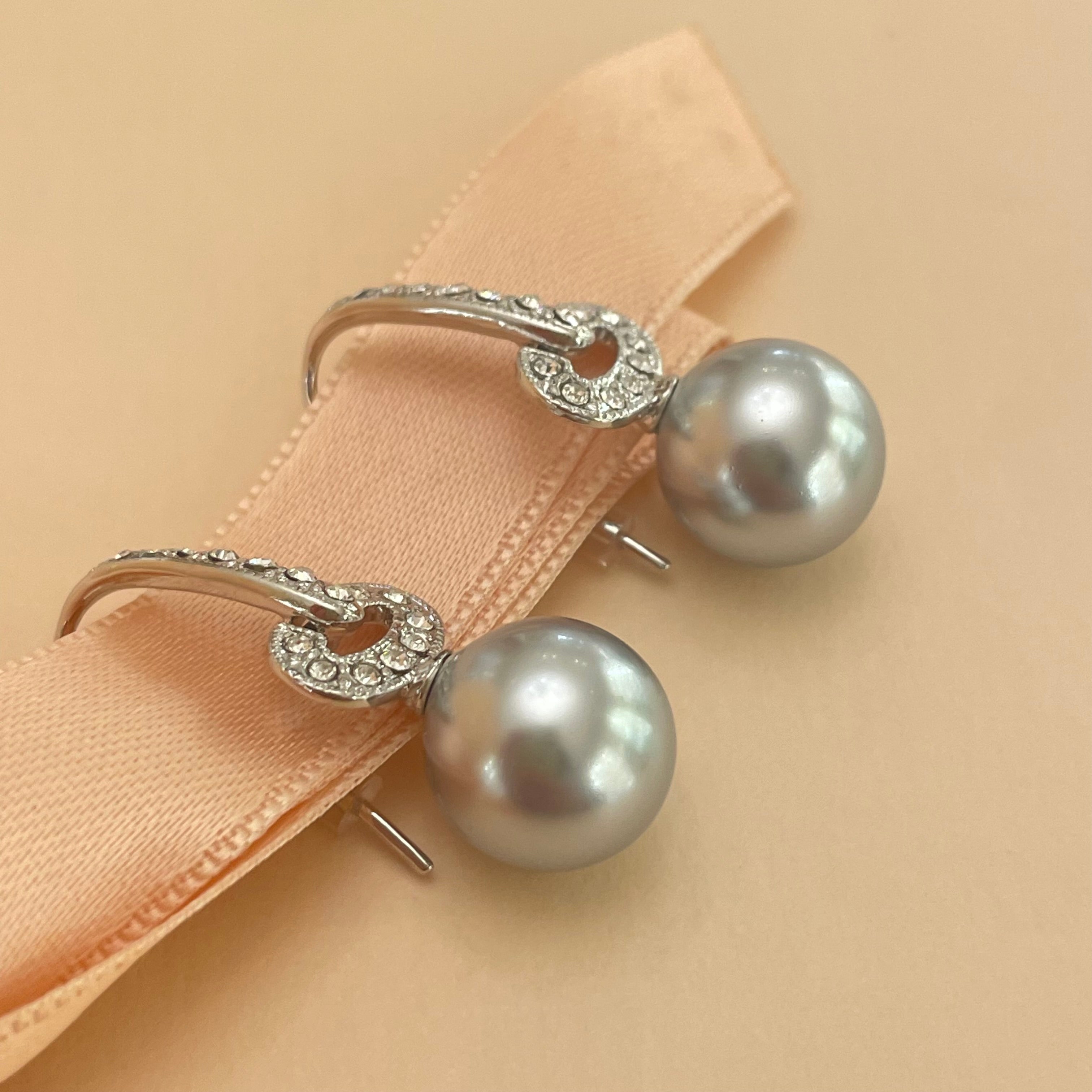 Knotted grey pearls set