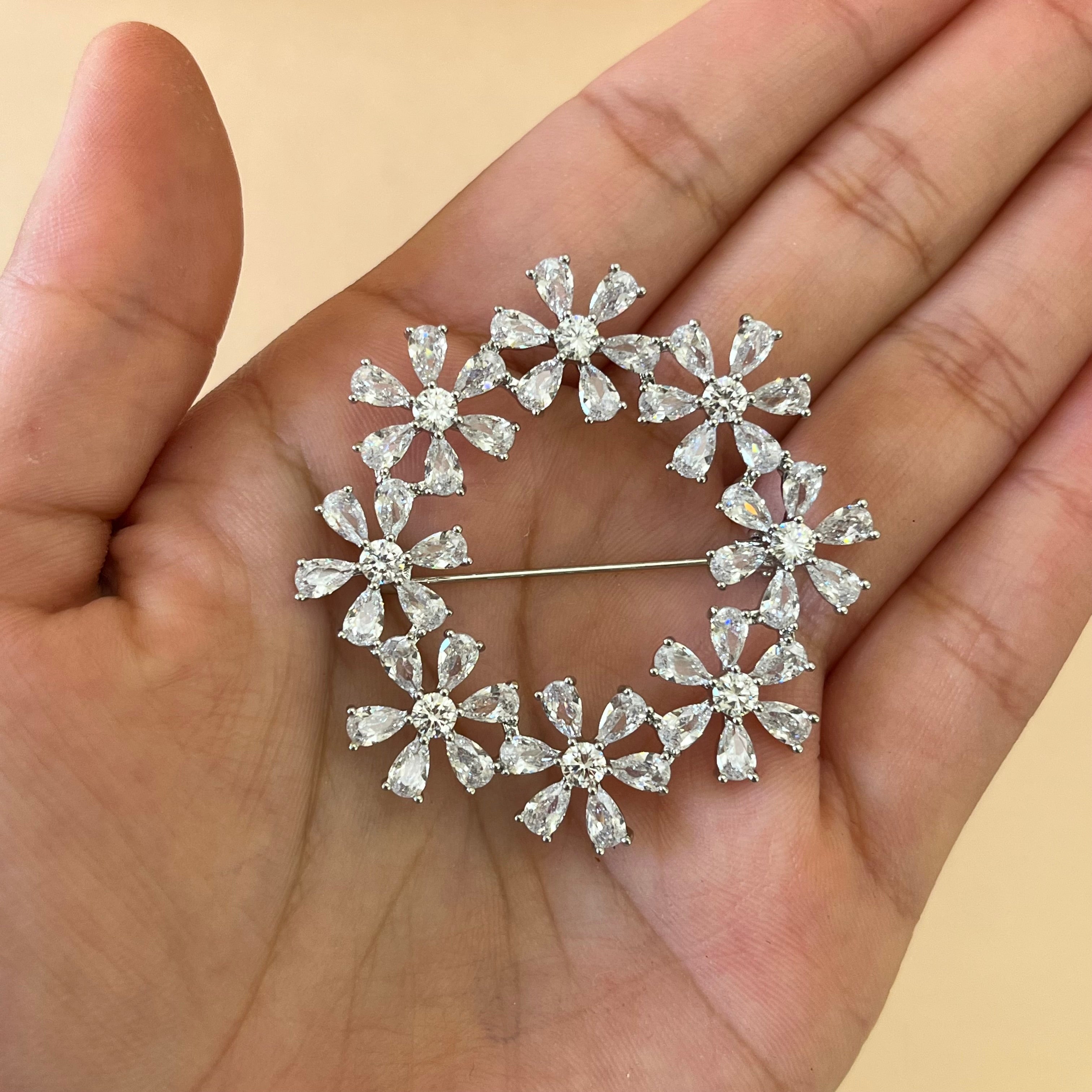 Flower round brooch