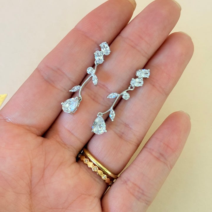 Mixed shapes dainty zircone silver set