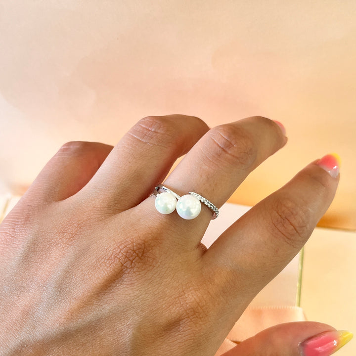 Zircone and two white pearls white gold plated ring