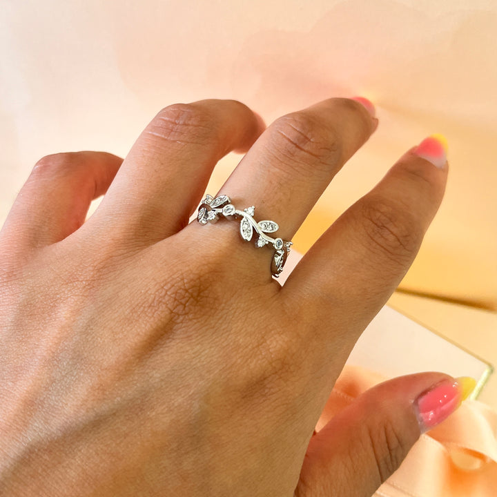 Zircone white gold plated leafy ring