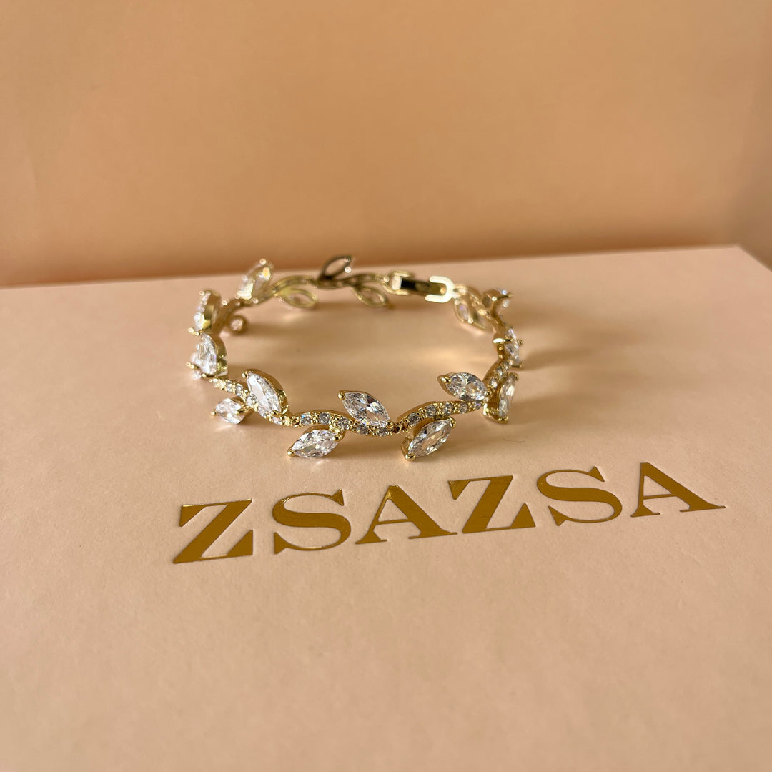 Gold marquise zircone set