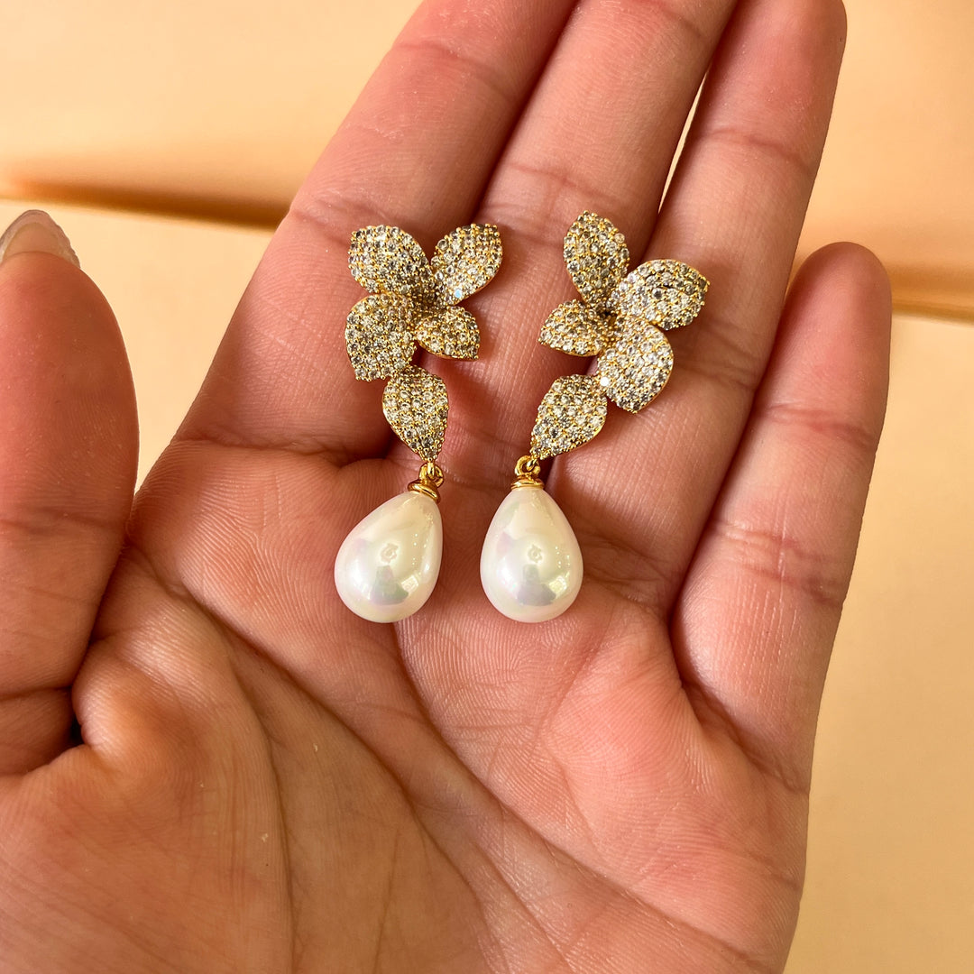 Flower zircone and pearls gold plated earrings