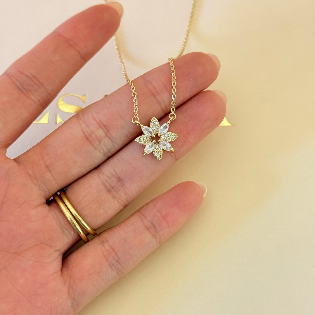 Zircone dainty flower gold plated pendant